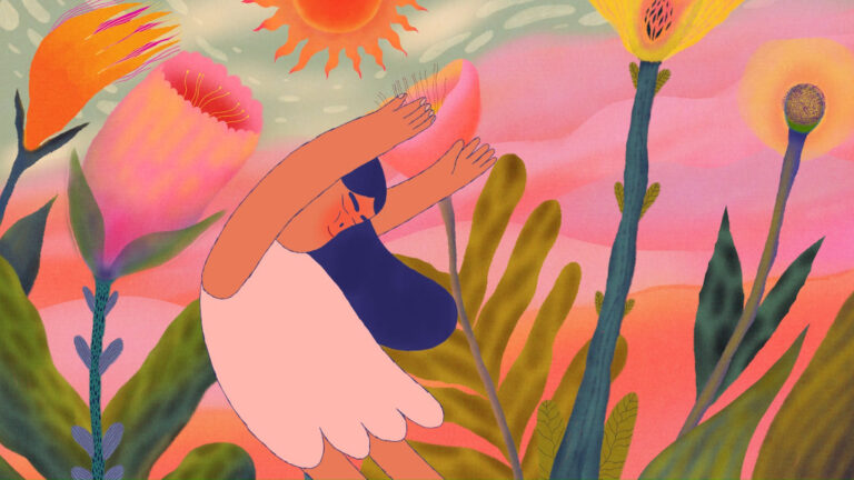 Filmstill von Children of the bird. Zu sehen ist eine gemalte Person mit langen Haaren und einem Kleid, die zwischen rosa und gelben großen Bluemen steht und sich im Wind bewegt.