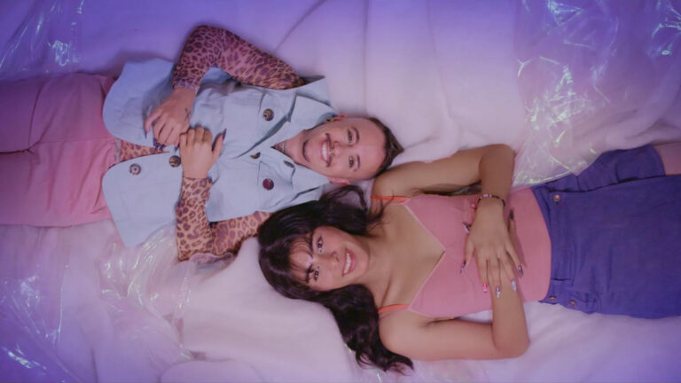 Zwei Personen liegen lächelnd auf dem Rücken nebeneinander.